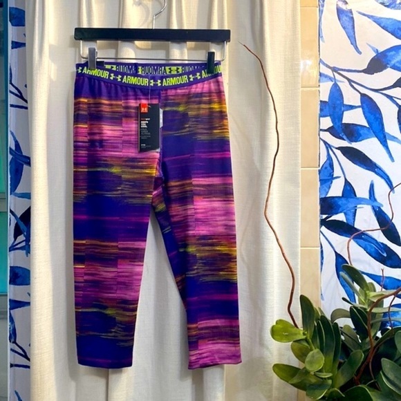 NWT Girl’s Under Armour Printed Capri Fitted Purple and Pink Leggings Size YL - Picture 1 of 8